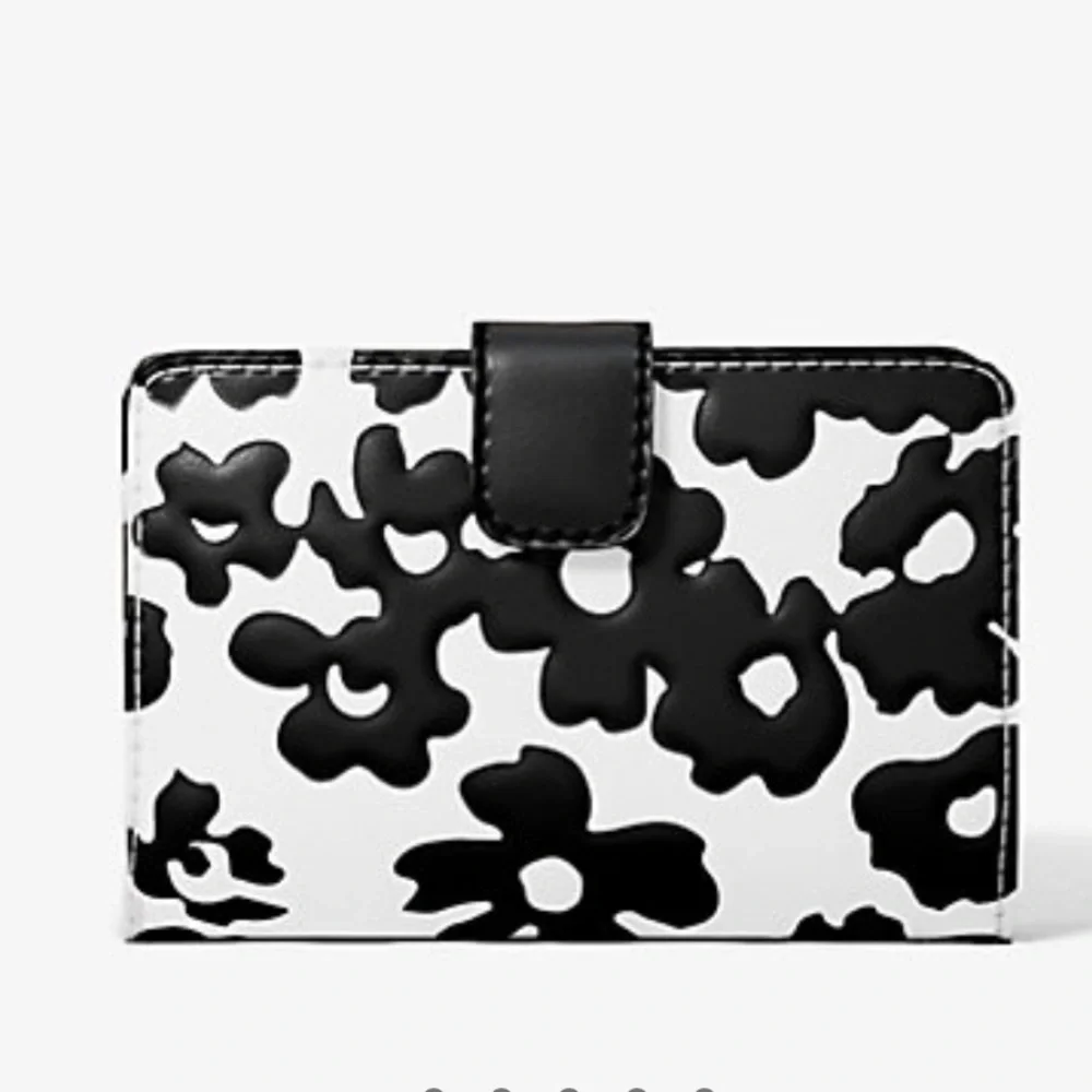 Michael Kors Jet Set Medium Floral Print Bi-Fold Wallet
Black
NWT - Picture 15 of 16